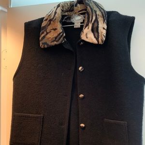 Black vest with removable collar